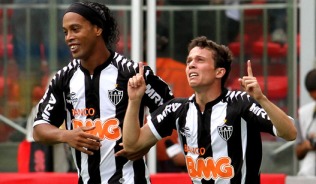 Ronaldinho e Bernard são destaques do vice-campeão, que encerra competição vencendo o clássico. FOTO: lancenet.com